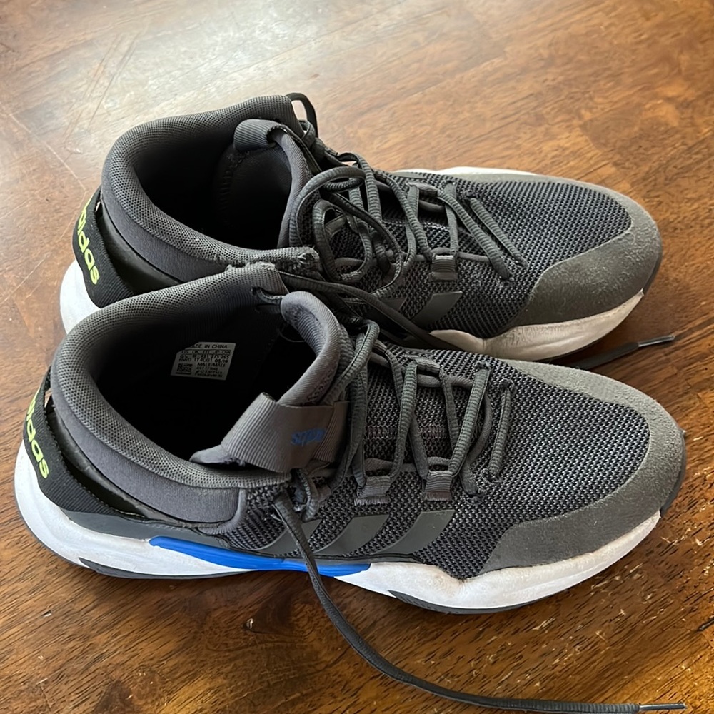 Adidas sneaker 9 1/2